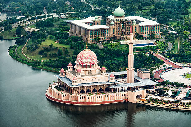 ปุตราจายา: เมืองบริหารสุดล้ำของ มาเลเซีย กับมัสยิดอลังการ